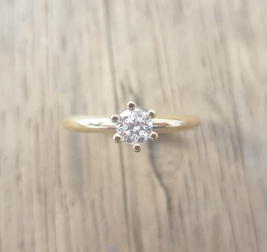 Fleur- diamond ring in 18ct gold