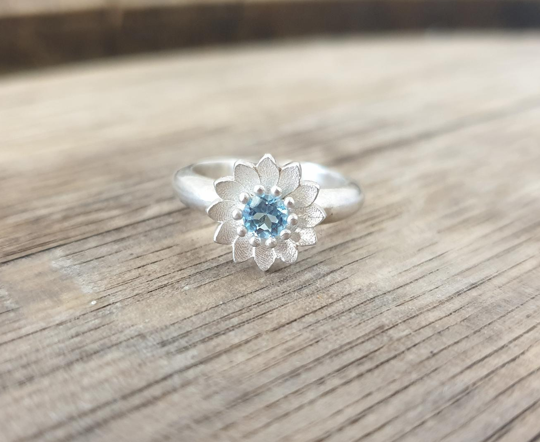 Blumentopas-Ring Silber